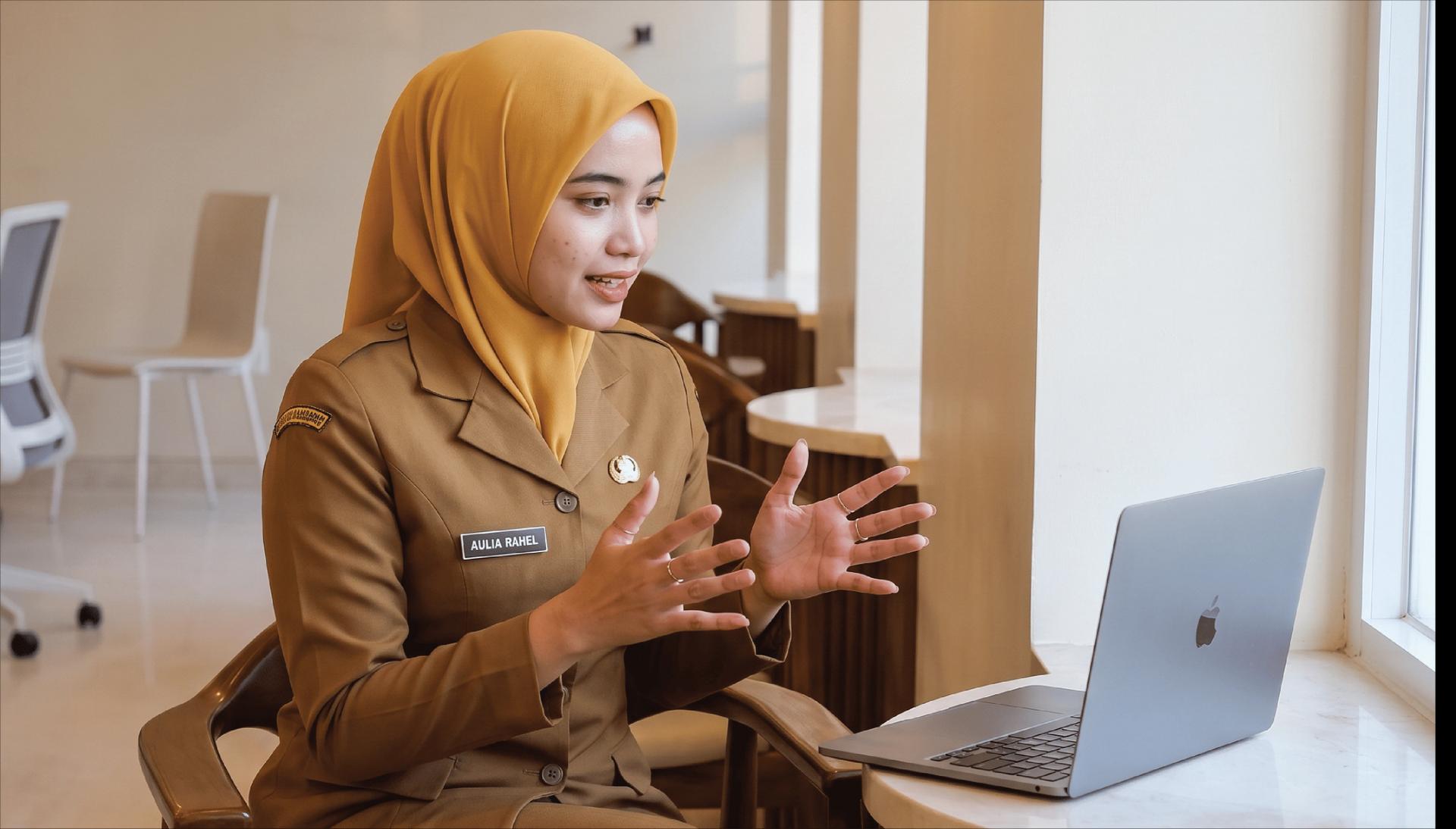 ASN berseragam khaki mengikuti sesi bimbingan daring lewat laptop